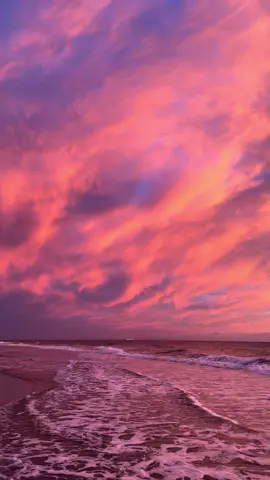 “Effort is a love language.” 💜🌅🌊 #sunsetlover #beachtherapy #goldenhour #oceansunset #paradise #florida #aesthetic #cloudlover 