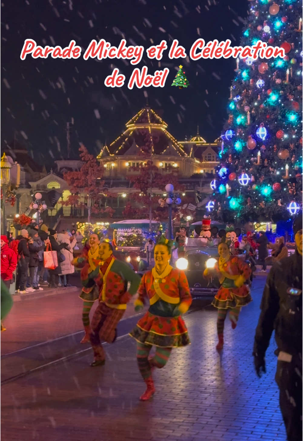 Parade soirée Pass Annuel Mickey et la Célébration de Noël  🎄🎅🏼✨ @Disneyland Paris ✨  #DisneylandParis #DLP #Disney #Noël #Christmas #DisneylandPark #DisneyNoël #DisneyChristmas #ChristmasNight #SoireePassAnnuel 