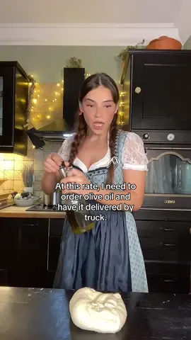 At home where I grew up, it used to be simpler. I had several trees from which I collected the olives, took them to an oil press and the next day I went to get the oil. You may be surprised, but I only had a few trees and there was always oil left for the following year, this in the conditions in which food was cooked at home every day. In good years, the average production was about 50 kg per olive tree, equivalent to 6-8 kilos of olive oil.  Now there is always a little left.