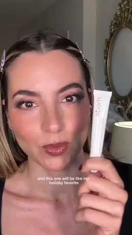 unboxing my @rhode skin pr with the new Cinnamon roll peptide lip tint ✨ that came also witch a cute cinnamon dispenser 🤎 if you want something that lift your mood and make you look cute at the same time, this is it! lip pencils are from @Huda Beauty in rich brown & terra cotta #rhode #cinnamonroll #makeup #unboxing 