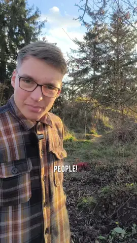 Woher kommt eigentlich unser Psycho Rasen? Die Reichen sind mal wieder Schuld weil sie angeben wollten vor Menschen die sie eh nicht leiden können, heute kauft man sich als Reicher Mensch Yachten und Wohnhäuser die viel zu groß sind um sie zu beleben. Und dann sehen die Gebäude auch immer aus als wäre da gerade ein möbelstück fotoshooting gewesen, komplett unbelebt und völlig tot 🤢 Wann glorifizieren wir wieder die wirklich erstrebenswerten Dinge wie sie bei 