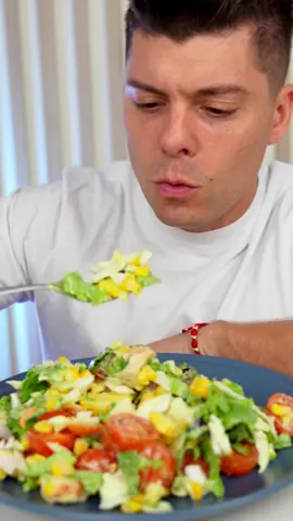 Ensalada para el verano!! Ingredientes: 🔺Lechuga 🔺Tomares cherry 🔺Choclo 🔺Pollo 🔺Repollo o col Para la salsa: 🔺Palta o aguacate  🔺Yogurt griego 🔺Sal y pimienta  🔺Aceite de oliva o jugo de limón Y no te olvides que Essen tiene Nuevo lanzamiento de Essen Peru: la linea de cuchillos Essen   Corte perfecto en cada preparación diseñados con precisión y durabilidad para llevar tu cocina al siguiente nivel 👨‍🍳 Chef: El versátil de la cocina. Perfecto para cortar, picar y rebanar carnes, frutas y verduras con facilidad y control. 🔥 Carving: El experto en asados. Diseñado para trinchar y cortar piezas grandes con suavidad y precisión. 🎯 Utility: Precisión en cada detalle. Ideal para cortes específicos y tareas más delicadas.   Contacta a un Emprendedor Independiente Essen en su perfil para conseguir el tuyo.