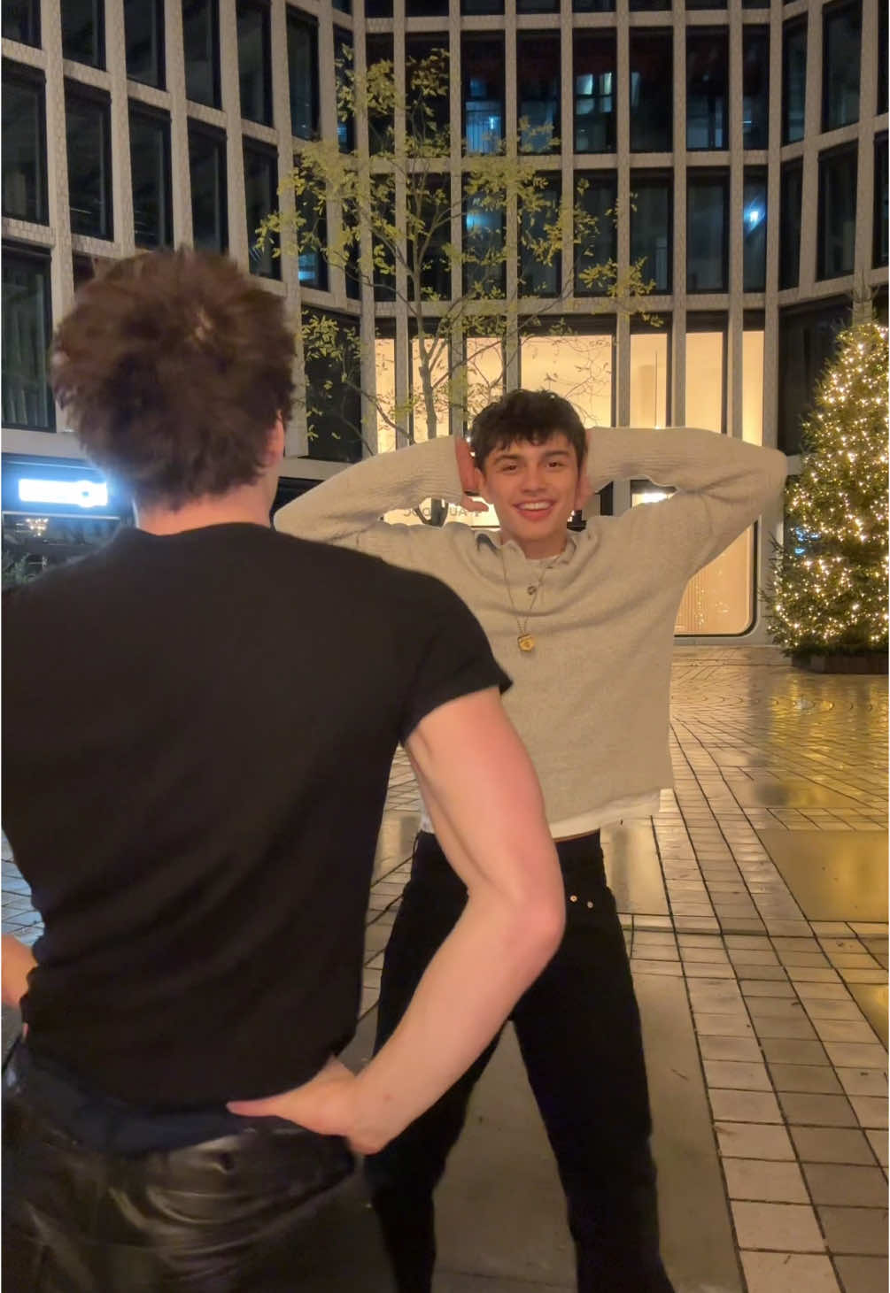 You know who it is guys righttt?? 👀🕺