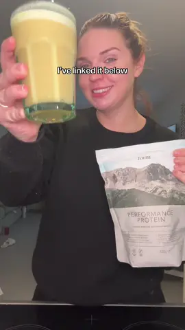 A protein powder that doesnt bloat you?! Game changer! And you can add a banana and almond butter into this to make the best smoothie! #protein #proteinshake #postworkout #formnutrition 