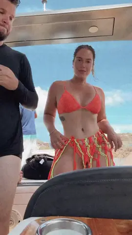 gata linda curtindo o dia na praia #gatasdotiktok #morena #praia