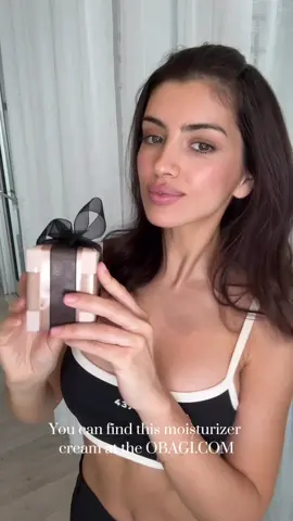 I know the holiday season can be stressful because it’s hard to figure out the perfect gift! 😁 But here’s an idea: every woman loves a good self-care routine, and the Elastiderm cream is a game-changer! I’m absolutely obsessed with @OBAGI MEDICAL SKINCARE products and use them every day. Trust me, get this cream for the special woman in your life, and she’ll be endlessly happy! 🤍 #obagi #obagimedical #holidaygifting