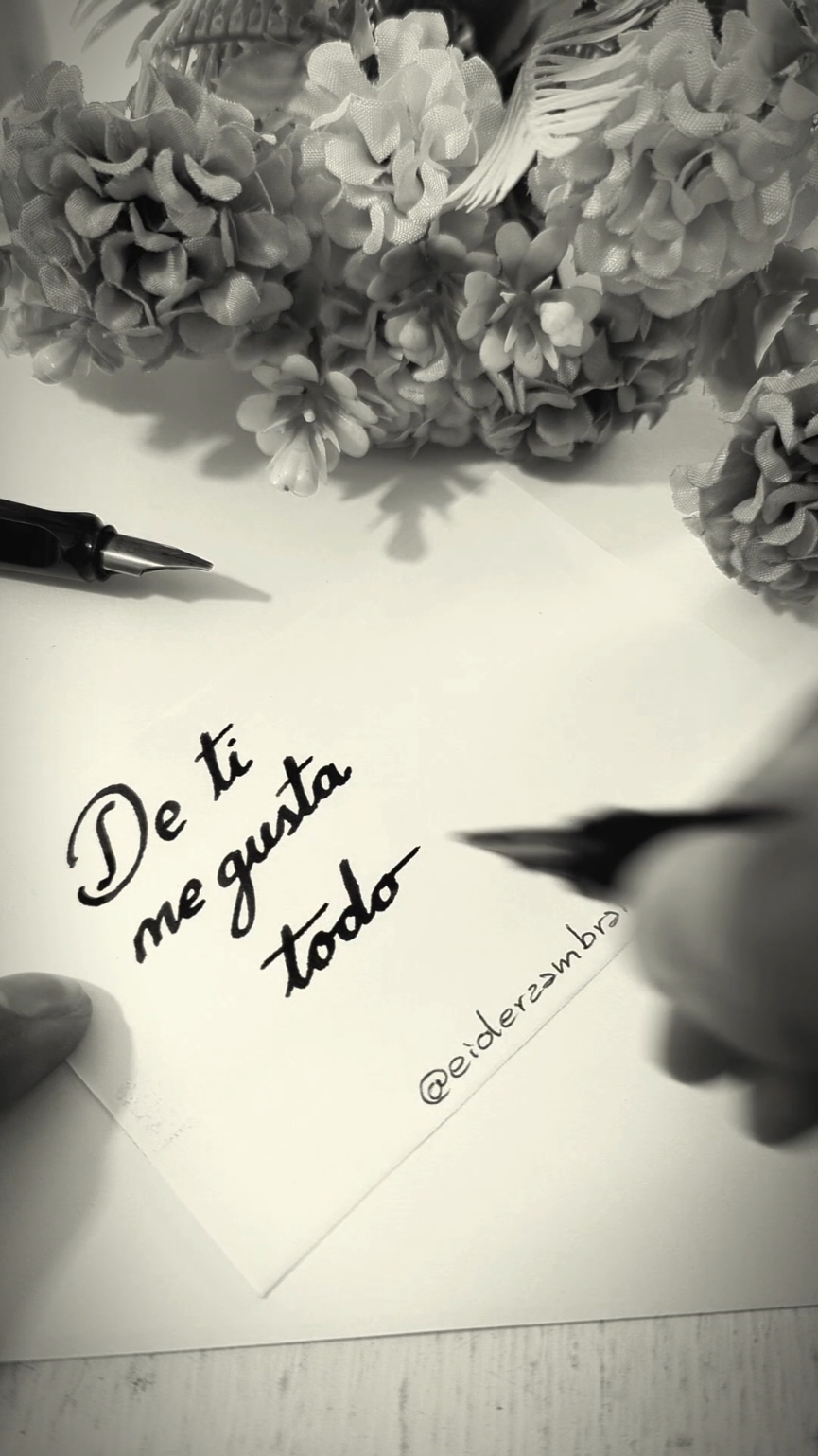 de ti me gusta todo... 🙄 (si te gustan mis videos, imagínate dedicar uno totalmente personalizado para una fecha especial o esa persona especial. Escribeme y cotiza el tuyo) #frasesdeamor #enamorados #caligrafia #cursiva #escritos #notas 