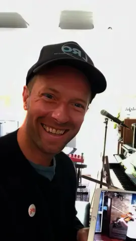 El día que Chris Martin hizo feliz a Mirko, Valerio y al mundo.  Era el 2020, cuando Chris realizaba una transmisión en vivo por Instagram, promoviendo el #TogetherAtHome, este fue una propuesta hecha para crear formas de entretenimiento que no pongan en riesgo la salud de las personas durante la cuarentena por la pandemia.  . . #Coldplay #ChrisMartin #VivaLaVida #ColdplayConcert