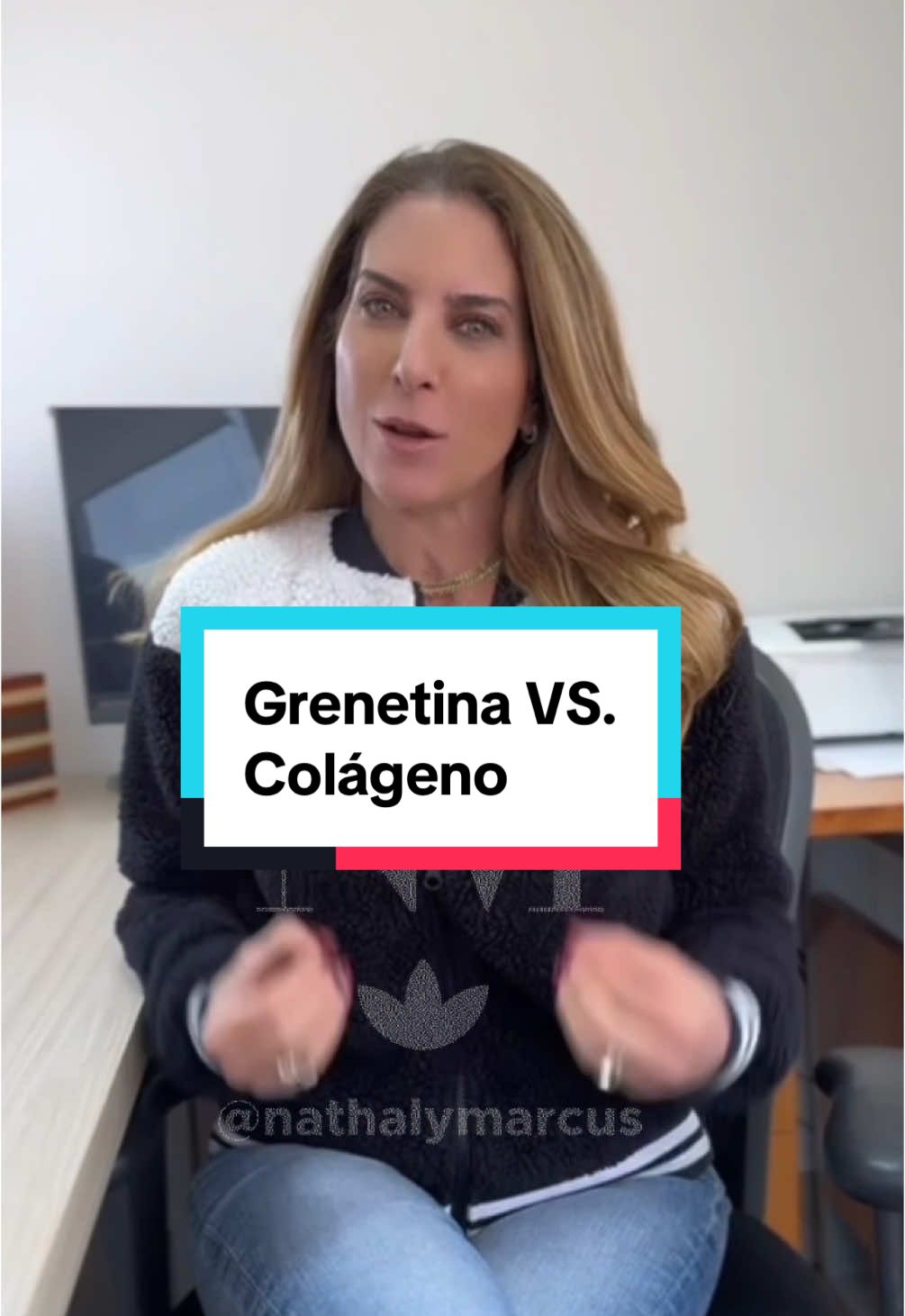✨ El colágeno: esencial para tu bienestar ✨ El colágeno es una de las proteínas más abundantes en nuestro cuerpo. Entre sus funciones está: 💪 Ayudar a la elasticidad de la piel y de nuestras articulaciones. 🩹 Apoya la reparación de tejidos. 🛡️ Interviene en la respuesta de nuestro sistema inmunológico. En pocas palabras, nos ayuda a mantenernos sanos de adentro hacia afuera🌟 ⚠️ Algunos pacientes piensan que tomar grenetina es lo mismo que tomar colágeno hidrolizado, y aunque es una proteína derivada del colágeno, su consumo no es tan eficaz. La grenetina contiene 14 aminoácidos, que al consumirlos muchas veces no mantienen su estructura a nivel molecular. En cambio, el colágeno hidrolizado contiene más de 19 aminoácidos biodisponibles para que tu cuerpo pueda formar el colágeno🌿 Además de tomar colágeno hidrolizado, recuerda que para apoyar la producción de colágeno del cuerpo es importante mantener una dieta con proteína suficiente, así como suficiente vitamina D, calcio, vitamina C y zinc. 🥗✨ 📚REFERENCIA:  Miranda RB, Weimer P, Rossi RC. Effects of hydrolyzed collagen supplementation on skin aging: a systematic review and meta-analysis. Int J Dermatol. 2021 Dec;60(12):1449-1461. doi: 10.1111/ijd.15518. Epub 2021 Mar 20. PMID: 33742704. #ColágenoHidrolizado #SaludIntegral #CuidadoDeLaPiel #SaludArticular #NutrientesEsenciales #BienestarDeAdentroHaciaAfuera #vidasaludable  Estos producto no son un medicamento. El consumo de estos productos es responsabilidad de quien lo consuma. 