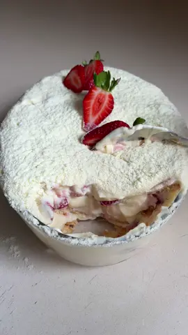 PAVÊ DE NINHO COM MORANGO 🍓  Ingredientes: 2 latas de leite condensado (790g) 400g de creme de leite 130g de leite em pó  1 colher de chá de essência de baunilha 20g de amido de milho 500g de leite  400g de morangos Bolacha maizena Leite para molhar Leite em pó por cima para decorar! #receitas #receitasimples #pave 