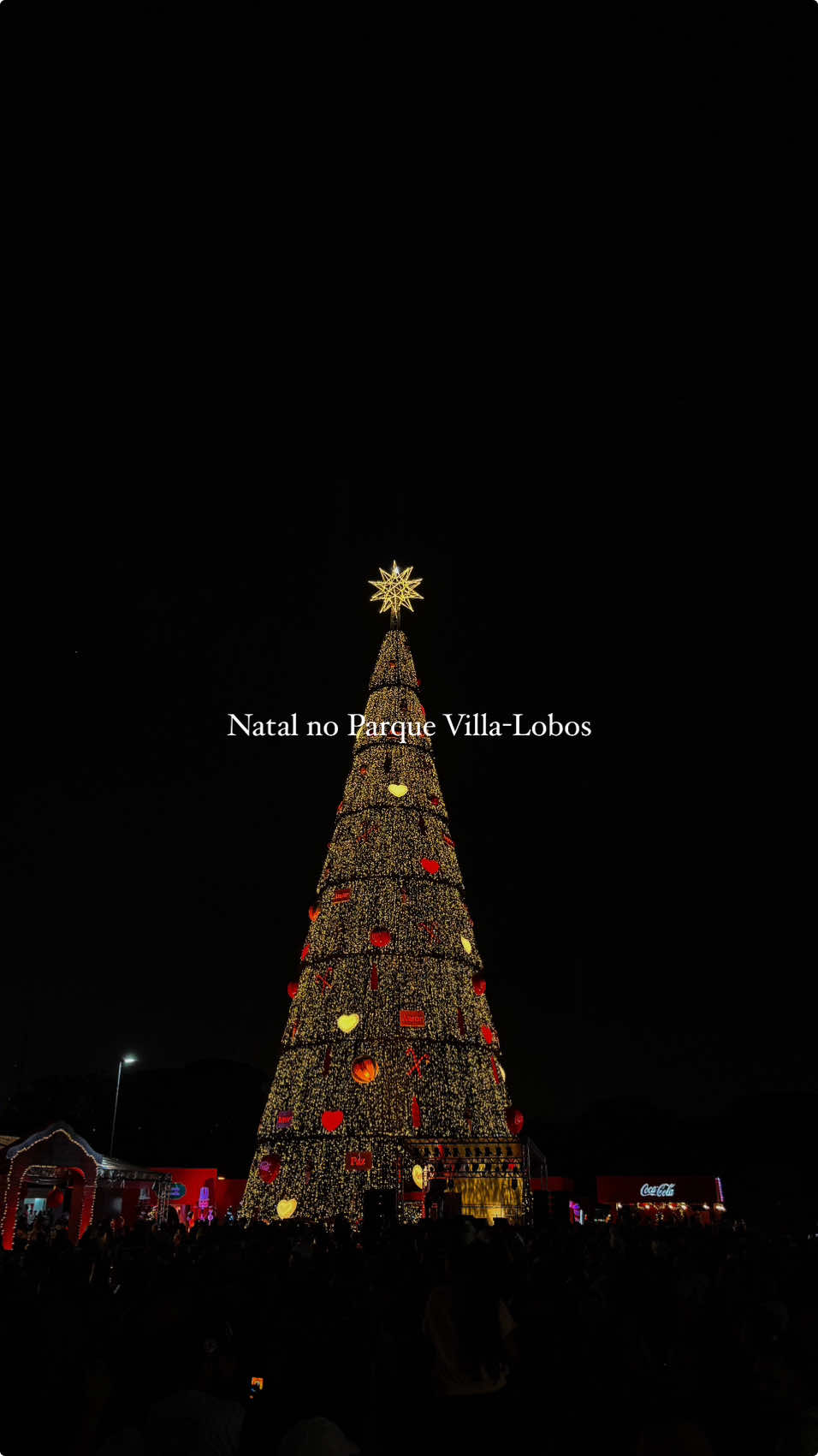 Quem nunca ficou na expectativa de ver as luzes brilhantes e sair correndo atrás da caravana da @Coca-Cola, é como se o Natal ganhasse vida diante de nossos olhos, criando memórias que atravessam gerações. • • • • • • • • • • • #saopaulo #sp #villalobos #christmas #natal #fyp 