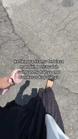 Hadap kanan budal kerjo sayang🫣🫣 #fyp #fypシ゚viral #foryou #katakata #xyzabc #viralvideo #viraltiktok #quotes #independentwoman #katakatamotivasi #women #rantau #xyzbca 
