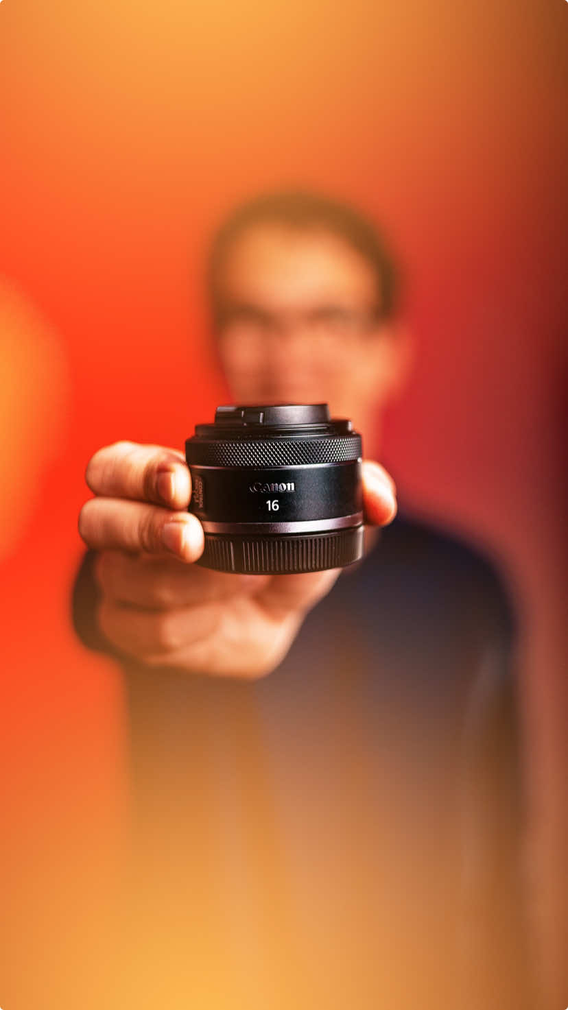Explorando a RF 16mm f2.8! 📸  Embora não tenha a entrada de luz de uma 50mm f1.8, esta lente compensa com sua ampla perspectiva, capturando mais da cena em um único clique. Perfeita para eventos, fotografia imobiliária e, especialmente, para vídeo. Sua capacidade de capturar ambientes amplos e detalhados é inigualável. Enquanto o desfoque de fundo pode ser menos pronunciado em comparação com a 50mm, a RF 16mm oferece uma versatilidade que é difícil de superar. Sua abertura f/2.8, aliada à construção compacta, permite fotografar e filmar em espaços limitados, mantendo a qualidade e a amplitude da cena. Uma verdadeira joia para quem busca inovação e versatilidade em seu kit! 📸 #canon #rf16mm #fotografia 