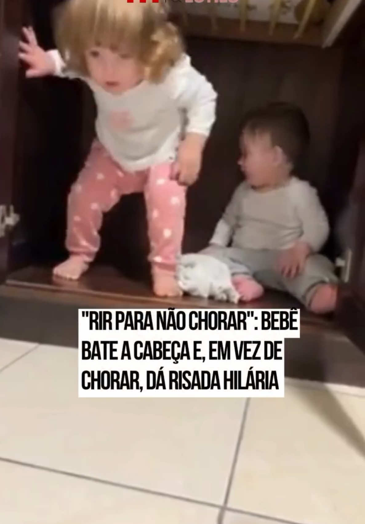 🤣 A #mamãe Emanuelle acabou gravando um momento hilário em que a filha acaba batendo com a cabeça. Em em vez de chorar, a pequena soltou uma gargalhada superespontânea. A pequena Antonella estava brincando no guarda-roupa com o irmãozinho e, na hora de se levantar, bateu com a cabeça na prateleira. A cena fofa e hilária divertiu os internautas, que rapidamente comentaram nas redes sociais: “É literalmente rindo pra não chorar”. #TikTokNotícias 🎥: Emanue.ll.e (ig) | @Myhoodbr 