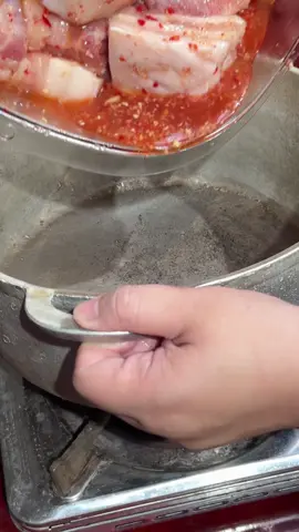 CÁCH KHO THỊT KHO TÀU-KHO RỊU Cách 1: clip trước cô ba có đăng nghen. Thịt ba chỉ thái to,luộc qua với nước sôi có muối,gừng,củ hành cho thơm,vớt ra rửa sạch đem đi ướp. Cách 2: Để thịt sống Ướp 2kg thịt: tỏi 5 tep,hành thơm 4 củ nhỏ,đầu hành,ớt sừng 5 trái.xay với 7 muỗng cơm đường phèn,nửa muỗng muối.xay nhuyễn cho nhanh,đổ vào ướp thịt với 2 trái chanh nhỏ vắt lấy nước ướp chung.  Cách 1 có thể đem đi phơi nắng cho mỡ trong.Cách 2 thì cô Ba ướp nước mắm chung vô luôn cho thơm.Cô ba k ướp mà kho luôn.Cách 1 luộc thịt thì nấu nc dừa sôi lên r mới bỏ thịt vô,cách 2 thì bỏ thịt vô xào săn lên r mới cho nước dừa vào .7 phần nước duầ 3 phần nước lạnh,ngập mặt thịt,nước sôi đậy lá mít hoặc lá chuối lên mặt.ko để sôi ủng ục.Nên xài bếp ga k xài bếp điện thịt lên màu ngon và đẹp hơn.nước rút còn 2/3 thì trên cách 1 mình mới nêm nước mắm ngon (40 độ đạm) nêm nếm lại vừa ăn.Ớt sẽ ra dầu,nổi lên mặt m vớt bớt dầu bỏ đi.đậy lá mít lá chuối sẽ làm thịt mau mềm mà nước lại trong.Khúc này màu sẽ lên hồng đỏ nhưng xem vừa mắt chưa nếu chưa vừa mắt thì có thể thắng 1 xíu nước màu bỏ vào.Cô ba mua sẵn nước màu dừa bến tre để ở bếp luôn mỗi lần làm khỏi lỉnh kỉnh.Chúc các bạn thành công nha.