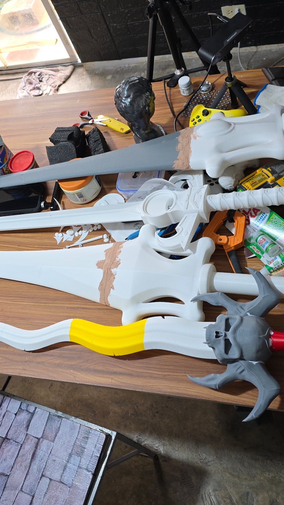 Así le añadali refuerzos metálicos a algunas espadas impresas en 3D que nos encargaron #impresion3d #imoresoen3dmx #bambulabp1p @BAMBULAB USA @mexicomakers.com.mx 