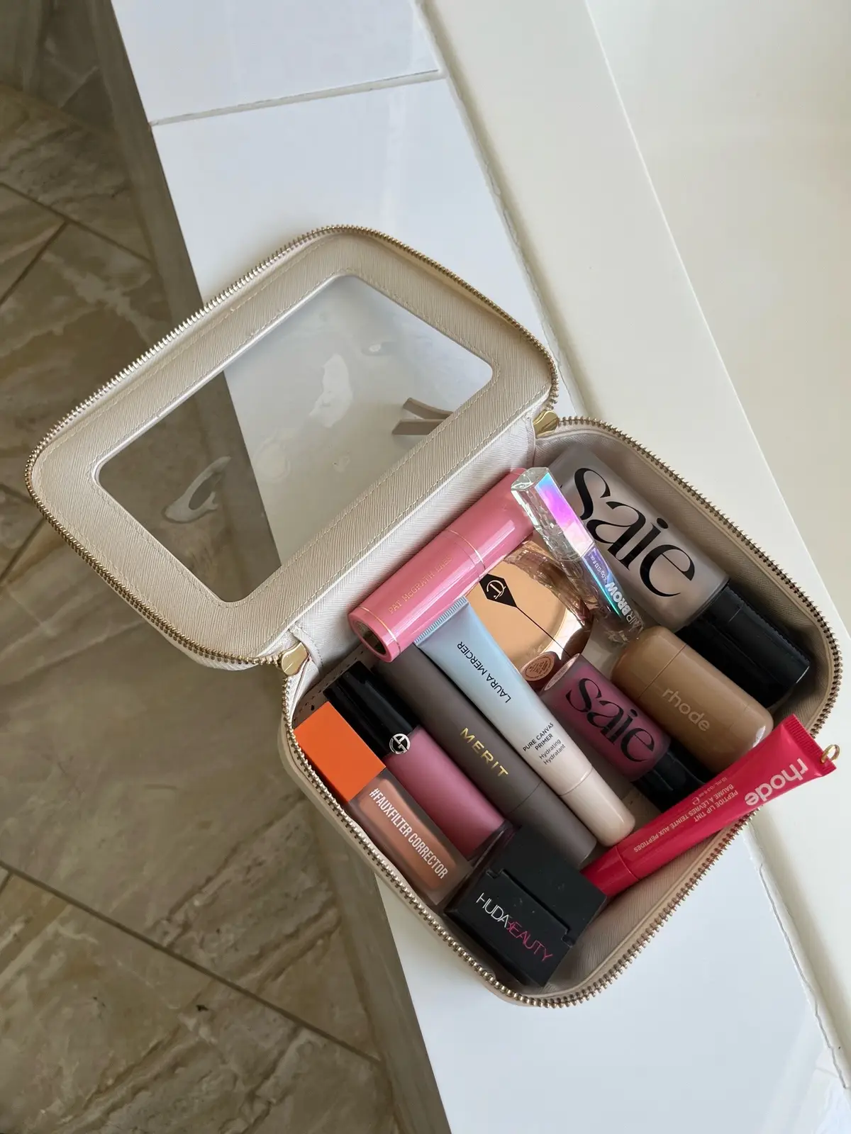#girlythings #lululemon #whatsinmybag #makeup #makeupbag #rhodeliptreatment #saiebeauty #blushes #pinklululemon 