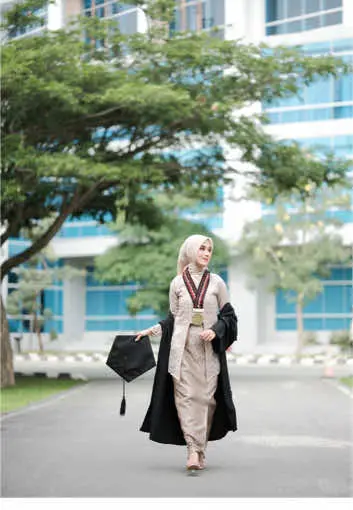 buat yang mau abadiin momen wisudanya bareng keluarga + pasangan di kampus tapi gamau terlalu rame, foto sebelum/sesudah hari H wisuda solusinya👌🏻 - - - #uinradenintanlampung #wisuda #referensifotowisuda #graduation #kebaya #kebayawisuda #wisuda2024 #uin #lampung #fypシ゚viral #trending 