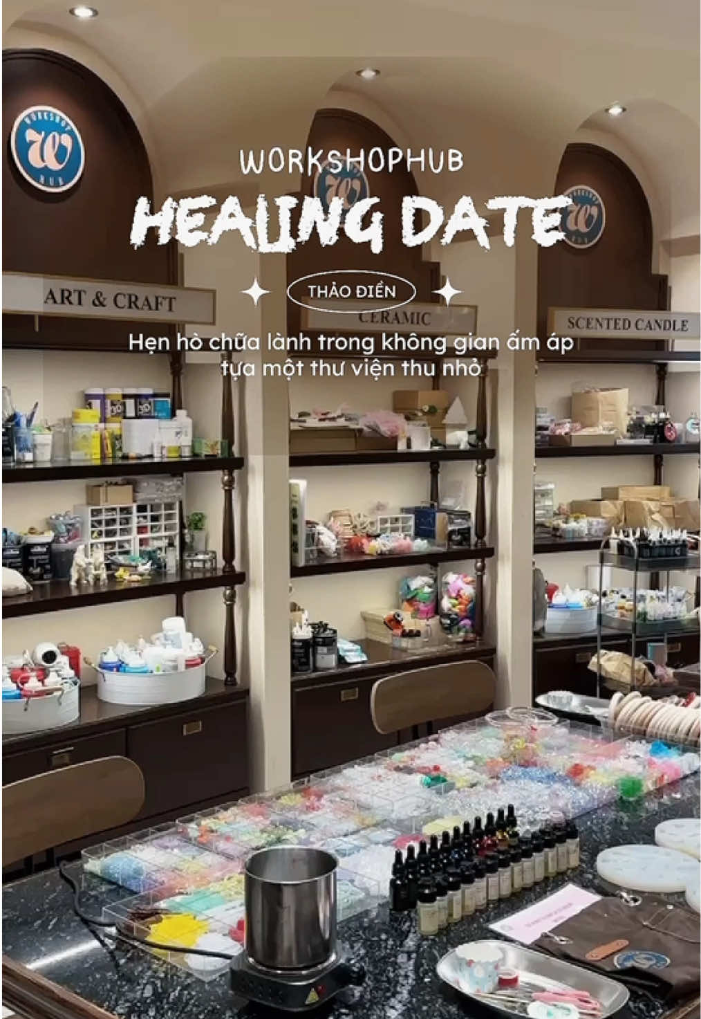 Workshop healing chắc đang đứng đầu chuỗi ý tưởng hẹn hò ở Sài Gòn henn, vừa tỉ mỉ làm ra những sản phẩm xinh iu vừa tâm tình thì nó cứ bị lãng mạn đáng iu á 🥹🌷🩷 Địa điểm này chấm 10/10 về không gian vì quá xinh xắn, như một thư viện thu nhỏ luôn, đu date, đi hẹn hò là hết ýyyy @Workshop Hub #neidichiuu #workshopsaigon #workshop #reviewsaigon #saigonreview 