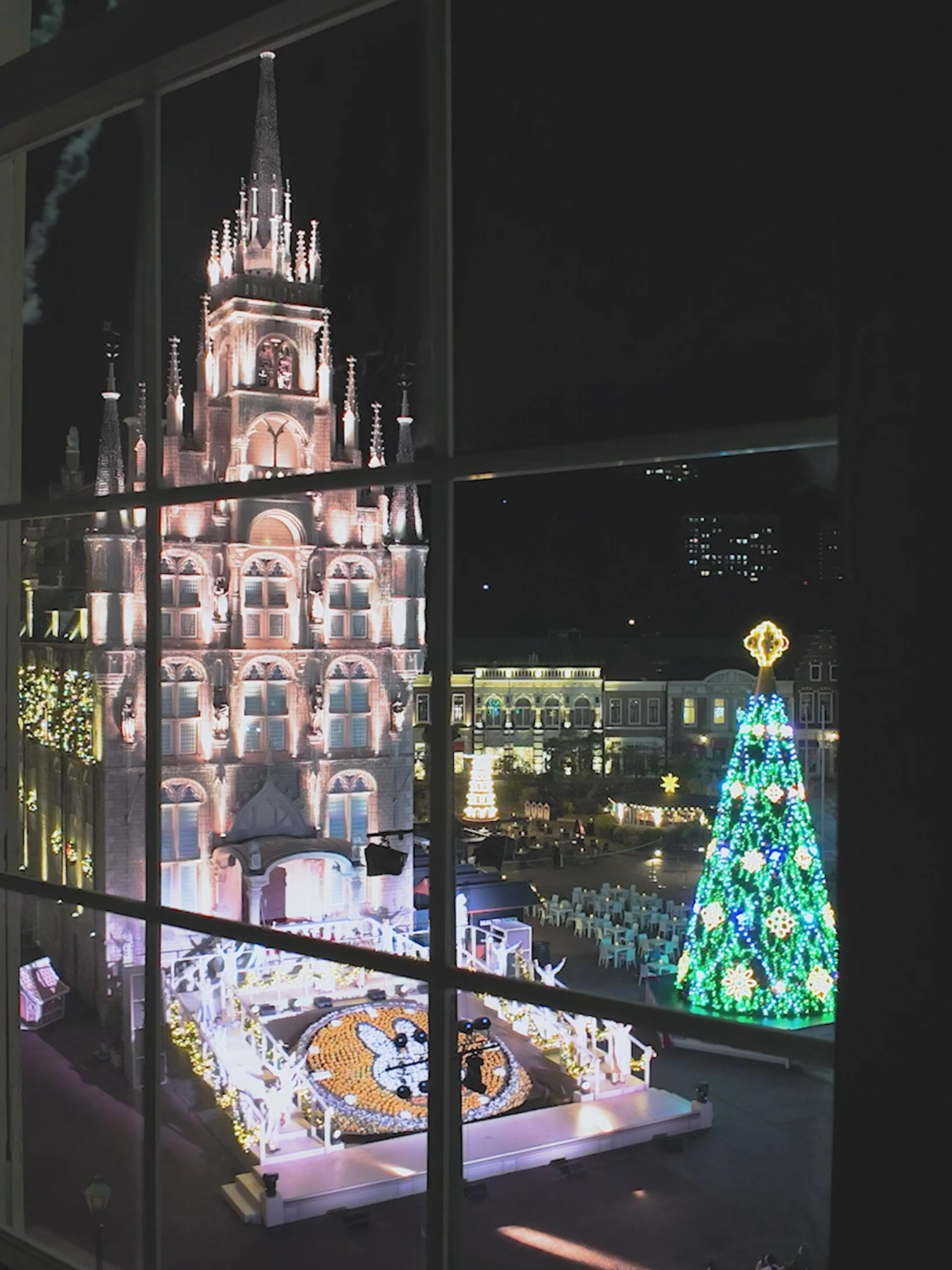 ／ #ホテルアムステルダム 昼と夜の景色🌞🌃 #あなたはどっち派 !? ＼ ホテルアムステルダムは唯一パークビューが堪能できる #ホテル ! その魅力をタイムラプスでご紹介！ 窓辺から見える景色、あなたはどっちが好きですか？ 昼なら🌞、夜なら🎄のスタンプ💭で教えてね！ #ハウステンボス #テーマパーク #長崎 #九州旅行 #하우스텐보스 #豪斯登堡 #クリスマス#huistenbosch