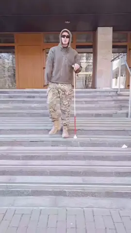 Перші старанні кроки після довгих днів боротьби. Тремтливі, але впевнені, як символ перемоги над випробуваннями. Жовгоочікувана прогулянка з коханою дружиною - момент, коли світ здається безмежно прекрасним, а кожен подих наповнених вдячністю. Після безлічі операцій та нескіченного очікування - цей день стає початком нового життя.  #рекомендаціїукраїна #незламний #ветеран #незрячий #🇺🇦 