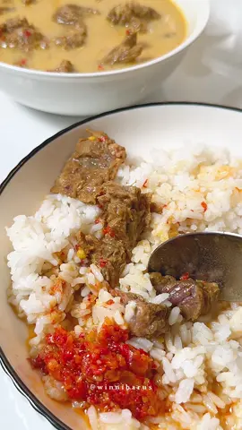 Resep Gulai Daging Satset Hari ini aku pengen makan gulai daging, tp agak males karna biasanya kalau masak daging tu kan lama yaa.. Jadi masak gulai daging sapi yang satset hari ini pake soseki pressure cooker dari @sosekiofficialstore Asli sih ini masaknya 30 menitan aja udah empuk banget daging nya.. ☑️ Kapasitas 3L ☑️ Daya listrik 800 watt ☑️ Inner Pot bahan keramik anti lengket ☑️ Teknologi pendinginan udara ☑️ Ada pelepas tekanan otomatis ☑️ Ada 10 menu fungsional Gulai Daging Sapi Bahan : 500 gr tetelan dan daging sapi 1 kapulaga 1 cengkeh 1 bunga lawang 1 kayumanis 1 batang sereh 2 lembar daun jeruk 1 bungkus santan instan Garam Kaldu bubuk Lada bubuk Bumbu halus : 10 bawang merah 4 bawang putih 15 cabe merah keriting 1 ruas jahe 1 ruas lengkuas 3 cm kunyit Cara masak nya lengkap ada di video yaa.. Jangan lupa bikin juga dan semoga suka yaa, teman2 ❤️ Jangan lupa follow @winnibarus untuk resep2 lainnya 🥰🥰 #soseki #sosekipressurecooker #ricecooker #pressurecooker #gulaidagingsapi #gulaidaging #gulai #resepgulai #resepgulaidaging #resepgulaidagingsapi#masakansimpel #resep #resepmasakan #reseprumahan #resepsederhana #masaksimpel #masakansederhana #masakanrumahan #masakanrumahan #masakan #resepnusantara #resepsimpel #resepmudah #reseppraktis #ideresepmasakan 