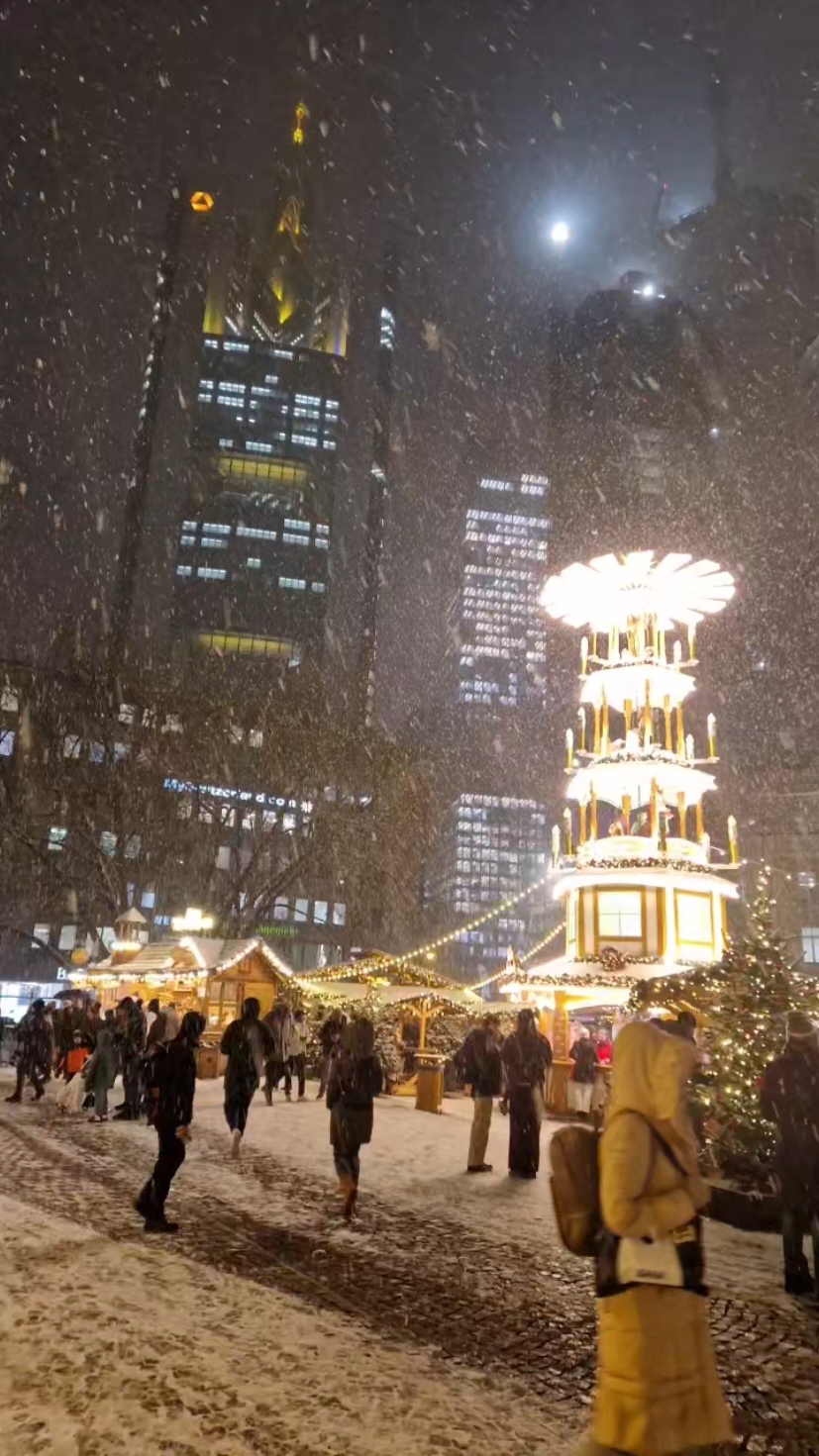 christmas market in Frankfurt 📍Roßmarkt ☃️❄️🎄✨️ . . . . . . @Leon  . . . . . . ❄️ #snowfall  #coldweather #babyitscoldoutside #frankfurt #christmas #cold #wintervibes #season #fyp #snow #christmasmarket 