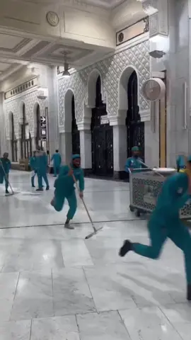Alhamdulillah bisa melihat langsung atraksi para petugas kebersihan masjidil haram,gimana gak bersih dan suci tempat ini setiap hari lantai di siram dan di pel dengan obat pel yg harum sehari mungkin 3/4 kali saya melihat ini Alhamdulillah #kebersihan #cleaning #cleaningservice #masjidilharam 