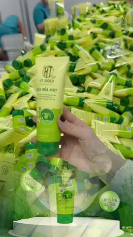 ✅SỮA RỬA MẶT MẦM ĐẬU NÀNH HT GOLD. 🌱 Công thức với giải pháp lên men được chiết xuất từ thảo dược thiên nhiên,kết hợp với mầm đậu nành, giúp bổ sung độ ẩm và các dưỡng chất cần thiết để nuôi dưỡng da . 🍃Làm tăng độ đàn hồi cho da làm da của bạn sẽ mịn màng ,hồng hào căng mịn và chắc khoẻ hơn. 🌱 Giúp rửa sạch bã nhờn dư thừa , bụi bẩn và các tạp chất khác bám trên da, giúp bạn ngăn ngừa các vi khuẩn gây mụn, kháng viêm 1 cách hiệu quả, đồng thời cân bằng nước và dầu làm da mềm mịn không lo về mụn. 👉HDSD:Rữa mặt bằng NC ,cho 1 lượng sữa vừa đủ ra lòng bàn tay thoa nhẹ lên mặt rồi massage nhẹ nhàng cho những hạt vitamin vỡ ra và thấm sâu vào da.Sau đó rữa lại bằng NC sạch ,sử dụng ngày 2 lần. 👉Gía :83000 đồng #xuhuong #xuhuongtiktok2024 #lamdep #goclamdep #thanhthuycosmetics #thanhthuyskincare #kienthuccsdthanhthuyskincare #suaruamat 