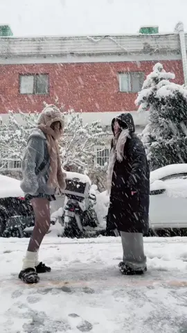 Cuối cùng cũng đu trend này dưới tuyết r #첫눈 #duhocsinhhanquoc 