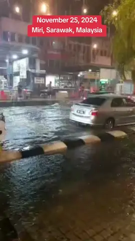November 25, 2024 #miri #sarawak  #malaysia  Heavy rain that fell continuously from midday until last night resulted in flooding and caused flash flooding in some areas of the city. The affected areas include the city centre, namely Jalan Brook, Bukit Kanada petrol station, Taman Lopeng Jaya near Miri Hospital, Jalan Tanjong Lobang and some other low-lying areas. Flash flooding caused traffic jams and stranded cars.