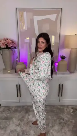 Merry Christmas!!🎅🎄 Get ready to update your wardrobe with our Skating Santa Sequin Pullover!🎀 Super comfy & cute!😍