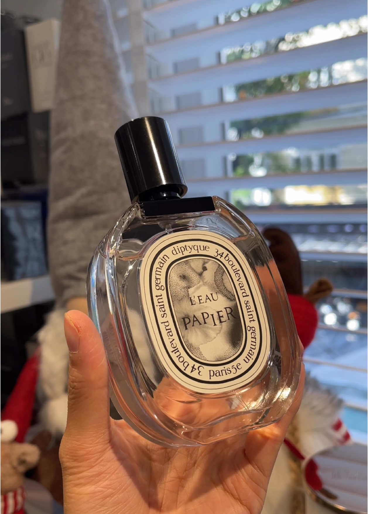 Diptyque L’Eau Papier EDT là một loại nước hoa hương gỗ dành cho phụ nữ và nam giới. Đây là một hương thơm mới. L’Eau Papier được ra mắt vào năm 2023. Nhà chế tạo mùi hương này là Fabrice Pellegrin. Mùi hương của nước hoa Diptyque L’Eau Papier EDT là một sự kết hợp tuyệt vời giữa các loại hoa và gỗ. Đây là một mùi hương tươi mát, ngọt ngào và nhẹ nhàng, phù hợp cho cả nam và nữ. Các hương đầu của nước hoa L’Eau Papier là hương cam và các loại hoa. Những hương đầu này tạo nên sự tươi mát và sảng khoái cho sản phẩm. Cuối cùng, các hương gỗ như gỗ đàn hương, hổ phách và xạ hương mang lại sự ấm áp và quyến rũ cho mùi hương. Tất cả các hương được kết hợp với nhau một cách tinh tế và hoàn hảo, tạo nên một mùi hương độc đáo và khó quên. Thuộc nhóm : Hương hoa cỏ xạ hương  Hương chính : Xạ hương, Xạ hương trắng, hoa Mimosa, hương gỗ, vừng (mè) 3600/100ml 440/10ml chiết #saruperfume #giftset #parfum #christmasgiftset #viraltiktok  #saruperfumeformen
