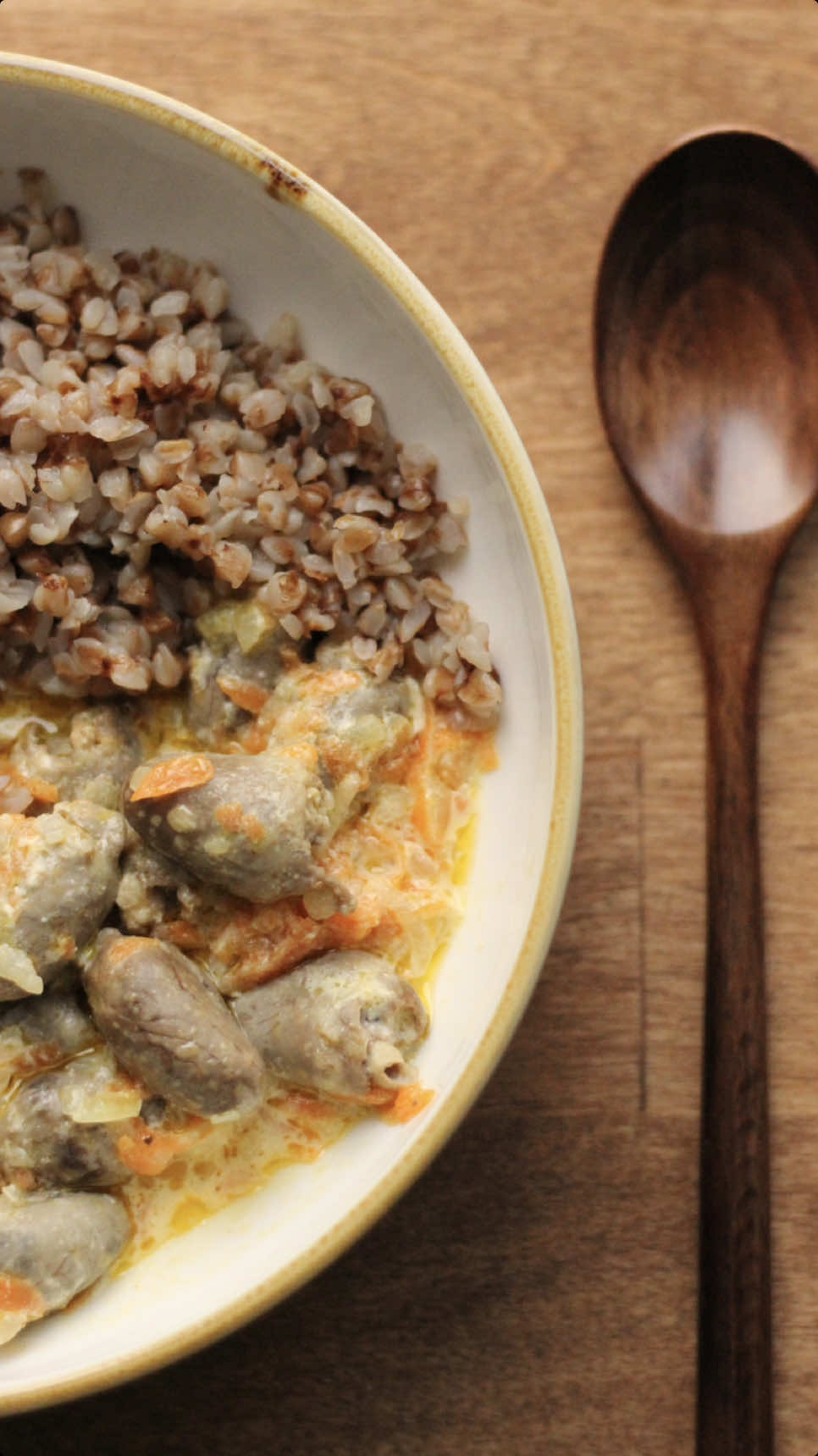 куриные сердечки ❤️ какие у вас отношения с субпродуктами?  я до 25 лет их вообще воспринила, исключительно, как корм для животных 😅 ингредиенты: куриные сердечки- 1,5-2кг морковь- 1 крупная шт лук- 1 крупная шт сметана- 200г соль/перец- по вкусу подавать с макаронами, картофельным пюре, гречкой или рисом) рецепт пирога по ссылке⤵️ @тётя Настя 🥧👩🏼  #куриныесердечки #рецепт #идеядляужина #быстроивкусно #быстрыерецепты #быстроипросто #вкусныйрецепт #рецептбыстроивкусно 