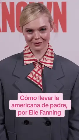 En cada conjunto que luce #ellefanning hay una lección de moda. Y en su último look, de hecho, incluso varias. En el estreno de ‘A complete unknown’ en Londres, la actriz nos enseña cómo (y con qué) llevar magistralmente la americana de padre🤵‍♀️ #moda #look #fashion #fashiontiktok #howtowear 