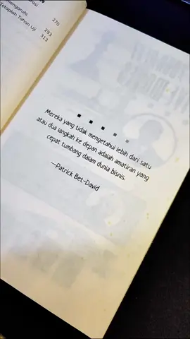 🎯 Ingin sukses dalam bisnis dan kehidupan? Coba rencanakan langkahmu dengan cerdas! Your Next Five Moves oleh Patrick Bet-David membantu kamu berpikir strategis dan merencanakan lima langkah berikutnya untuk mencapai tujuan besar. 💡 Dalam buku ini, kamu akan belajar: ✅ Cara berpikir seperti seorang pemimpin dan membuat keputusan yang tepat ✅ Strategi untuk mengatasi tantangan dan mengambil langkah besar dalam karier ✅ Membangun jaringan yang kuat dan memanfaatkan peluang yang ada 🔥 Setiap langkah yang kamu ambil harus membawa kamu lebih dekat ke tujuan besar! Buku ini memberi panduan tentang bagaimana menjadi lebih fokus, terarah, dan sukses dalam setiap aspek kehidupan. #YourNextFiveMoves #StrategiSukses #PengembanganDiri #EntrepreneurMindset 