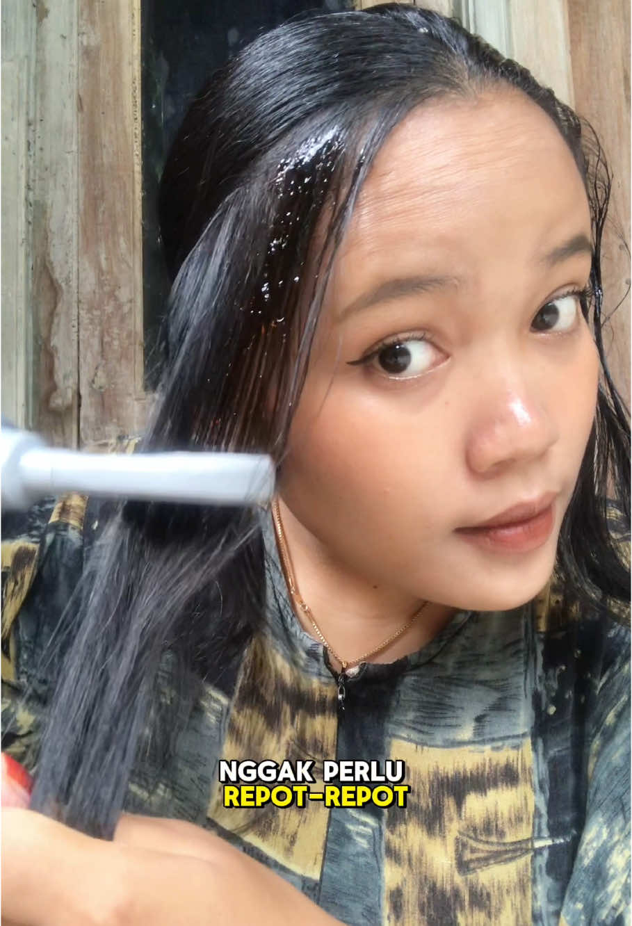 Ngewarnain rambut gaperlu kesalon , cukup pakai @CrownCare.id  #crowncare #sisirpewarna #haircomb #foreveryoung #fyp #fypage #fypシ゚ 