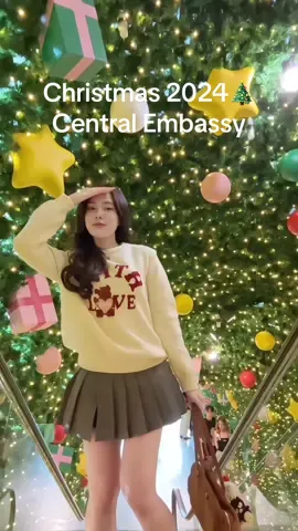 พิกัด📍ทางเชื่อม Central embassy - Central chidlom ชั้น2 #benlyco #OOTD #christmas2024 #fyp #howto #ท่าโพสต์ของคุณ #เทคนิคดีบอกต่อ #ไอเดียถ่ายรูป #คลาสแฟชั่น #เสื้อผ้าแฟชั่น #สไตล์เกาหลี 