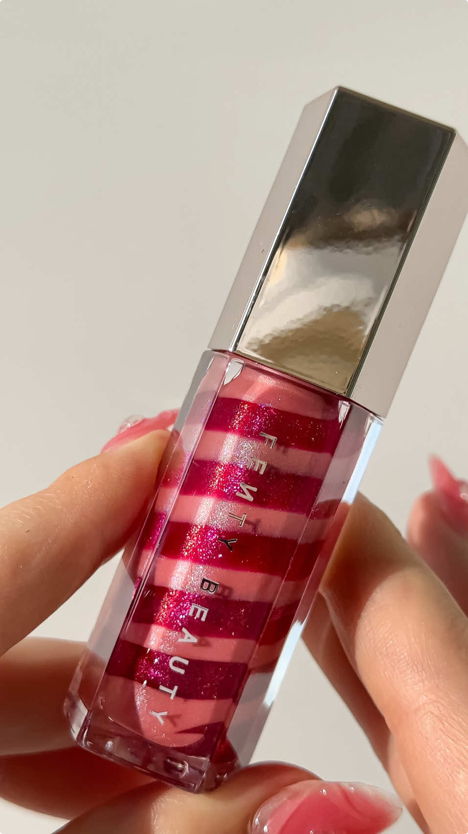 the perfect swirl 👄💓🎀  i treated myself to this holiday limited edition gloss bomb, its actually my first @fentybeauty purchase if you believe it or not!  details:  gloss bomb swirl twisted lip luminizer in shade fu$$y flex (mashup swirl of shade fu$$y and fuschsia flex combined)  so far I am loving the soft non sticky formula, bubbly scent and shimmery finish 👄 definitely a new favorite for me.  #lipgloss #fentybeauty #smink #läppglans @Fenty Beauty @sephora #holidaymakeup #girlythings #makeup #glossbomb