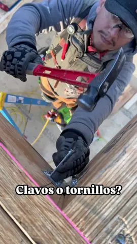 Clavos o tornillos para las joist hangers? Deberías usar clavos. Los tornillos no tienen la resistencia al corte que tienen los clavos. La mayoría de los tornillos se romperán bajo carga vertical mucho antes que un clavo. #themexicancarpenter #framing #homebuilder #carpinteros #construction #keepcraftalive 