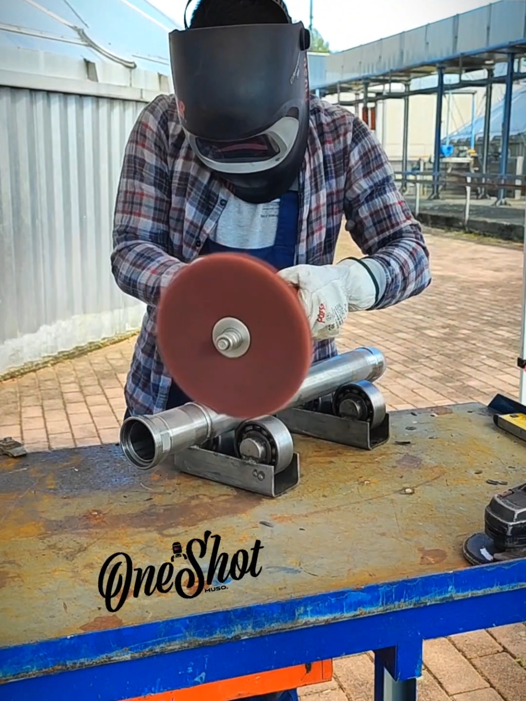 Shiny steel with Scotch-Brite: here's the result! ✨ #SteelPolishing #MetalFinishing #WeldingLife #WeldingArt #CleanSteel #Fabrication #StainlessSteel #WeldersWork #MetalShine #PolishedFinish #WeldingTips #MetalCraft #ScotchBrite #SteelWork #weldingreels #oneshotmuso 