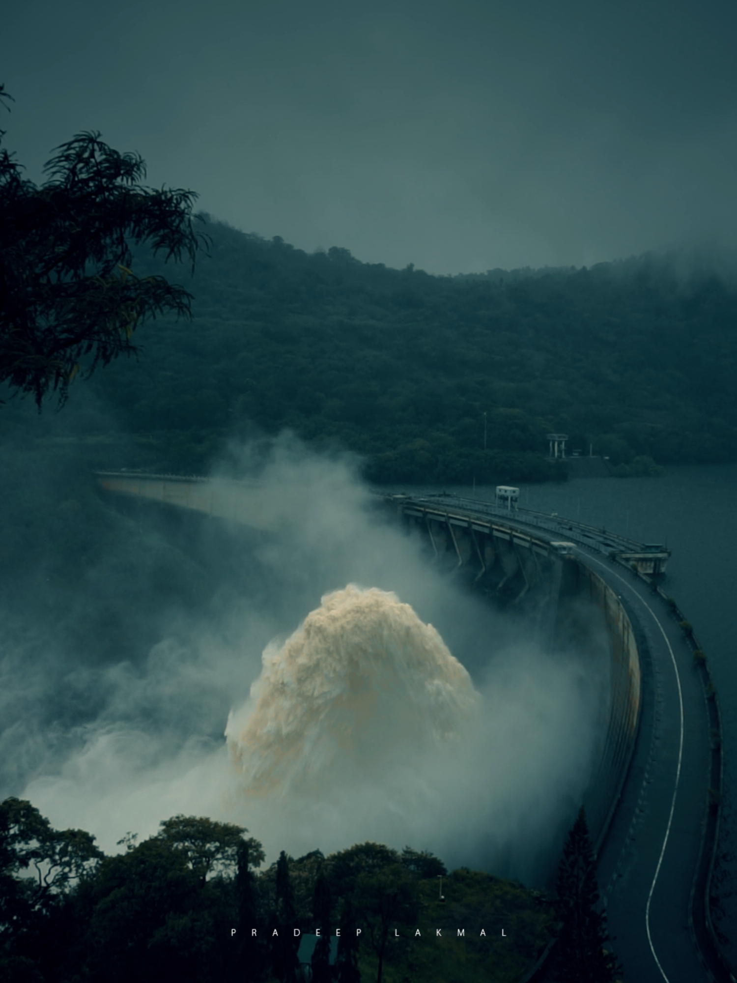 වික්ටෝරියාවෙන් පිටවෙන මහවැලිය ❤️🍃 - මේ දවස් ටිකේ වැස්සත් එක්ක පිරුණු වික්ටෝරියා ජලාශය අද වාන් දමන මට්ටමට ඇවිල්ලා තිබුනා. ප්‍රධනා දොරටු ටිකෙන් වතුර පිට වෙන්න කලින් මඩ සොරොව්වෙන් වතුර පිට කරන අවස්තාවක් මේ. සාමාන්‍යයෙන් මඩ සොරොව්වෙන් වතුර පිට වෙද්දි සොරොව්වේ ඉඳලා 4 km වගේ දුරකට යනකම් යට තැන්පත් වෙලා තියන මඩ ටික ඔක්කොම ඉවත් වෙනවා..  #travelblogger #travelling #VictoriaDam #misty #pradeeplakmal