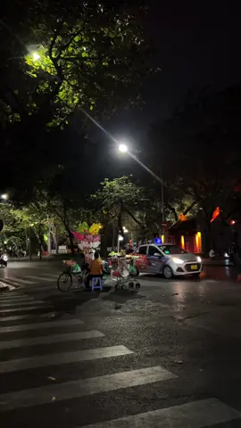 Hy vọng nhiều năm nữa, em vẫn nhớ tên anh giữa hàng triệu bờ vai. #langthanghanoi #khiphaiquendi #chill #hanoi #xh #xuhuongtiktok 