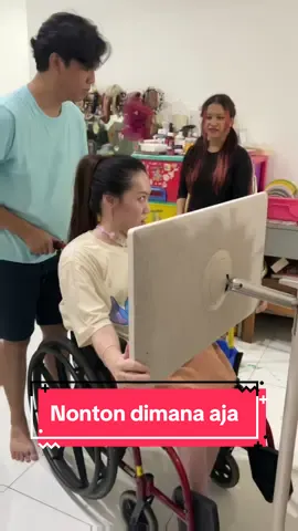 Padahal kita cuma nonton lohh, kok malah diomelin sihhh???🫣  #fyf #fyp #fypシ #disabilityawareness #disabilitypride #LG #LGEIndonesia #LGStanbyME #StanbyMEverywhere #interabledcouple #interabledrelationships #wheelchairlife @LG Electronics Indonesia 