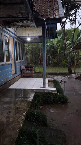 Suasana syahdu saat turun hujan di sore hari