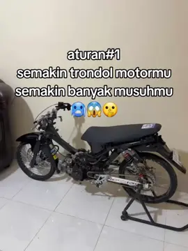 mending proper aja bg🤣 #fypシ゚viral #revotrondolganteng #jelajahmedan #sakithatistyle⚡️ #repeet #motorrevo 