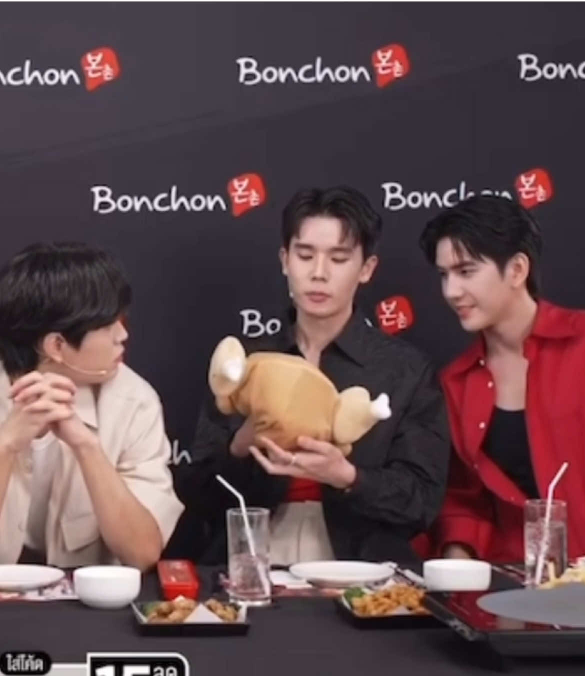 จิมมี่ซีชอบสร้างโลกส่วนตัวเหมือนโลกนี้มีแค่เราสองคน ไม่แปลกใจที่ทั้งตึกจะชิปหนักมากกก ก็น่ารักขนาดนี้ ใช่ไหมเจมๆ #FlavorfulBonchonLive #geminifourth #jimmysea #จิมมี่ซี #sea_tawinan #jimmyyjp #gemini_nt 