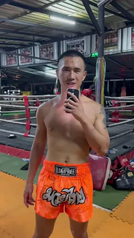 I interviewed Jeffrey, an American Muay Thai fighter, in Thailand. He was incredibly friendly and kindly agreed to be part of the video. Thank you so much for your cooperation! #muaythai #muaythaifighter #american #thailand #travelthailand 