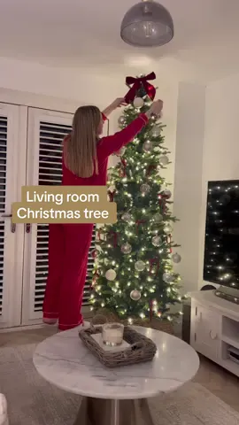 Our living room tree ♥️🎄✨ We’ve got a new tree this year, it’s a 7.5ft, slim, pre lit tree from Atkin & Thyme. I’ve never had a pre lit tree before but how much easier is it?! 👏🏻 I love how tall it is and the slim version is perfect for smaller spaces like ours 🤩✨ • • #atkinandthyme #christmastree #slimchristmastree #prelitchristmastree #festivehome #christmasdecorating #homeblogger #seasonalstyling #christmastrends #newbuildinspo #christmashomeware #christmastreedecorating 