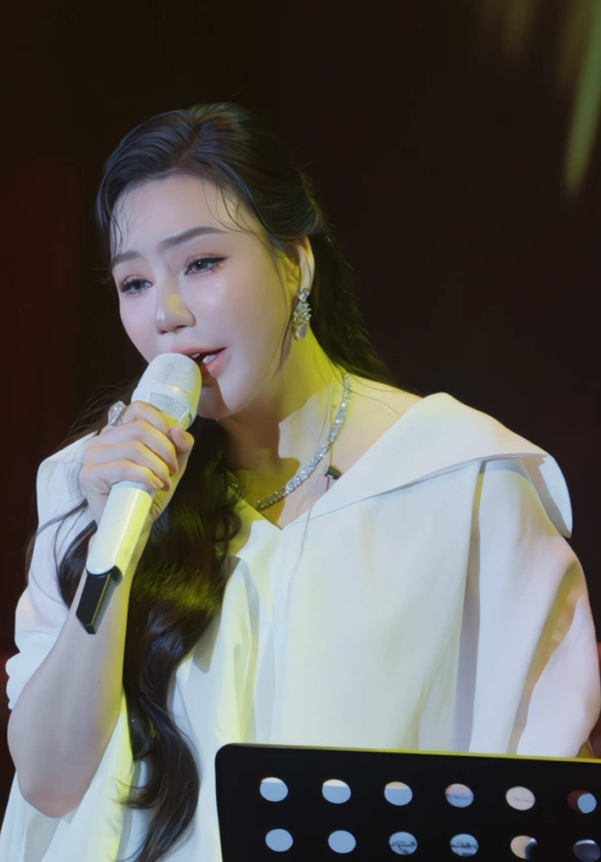 Chỉ còn lại những nỗi nhớ vô bờ. Biển mênh mông cuốn trôi về đâu. Anh có biết em sẽ nhớ anh vô cùng... #Emnhoanhvocung #HoQuynhHuong #hoquynhhuongsinger #music #xuhuong #trending 